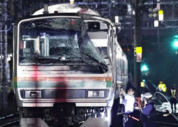 Trem colide em poste elétrico e passageiros ficam feridos em Kamakura