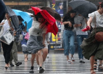 Regiões japonesas se preparam para tempestades com o tufão Khanun indo para o oeste