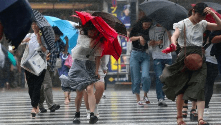 Regiões japonesas se preparam para tempestades com o tufão Khanun indo para o oeste