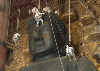 Estátua do Grande Buda em Nara passa por limpeza em ritual anual de verão