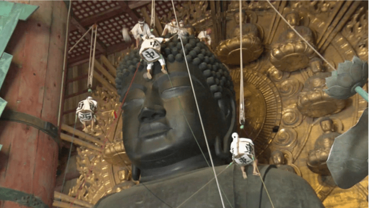 Estátua do Grande Buda em Nara passa por limpeza em ritual anual de verão