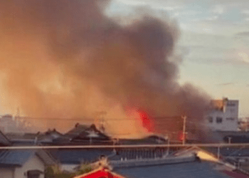 Incêndio destrói casas e cabanas em Sanio, na província de Niigata