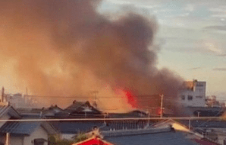 Incêndio destrói casas e cabanas em Sanio, na província de Niigata