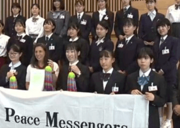 Estudantes se manifestam para o fim das armas nucleares, no escritório da ONU em Genebra