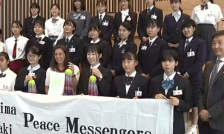 Estudantes se manifestam para o fim das armas nucleares, no escritório da ONU em Genebra