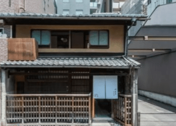Casa de 110 anos é transformada em restaurante minimalista em Kyoto