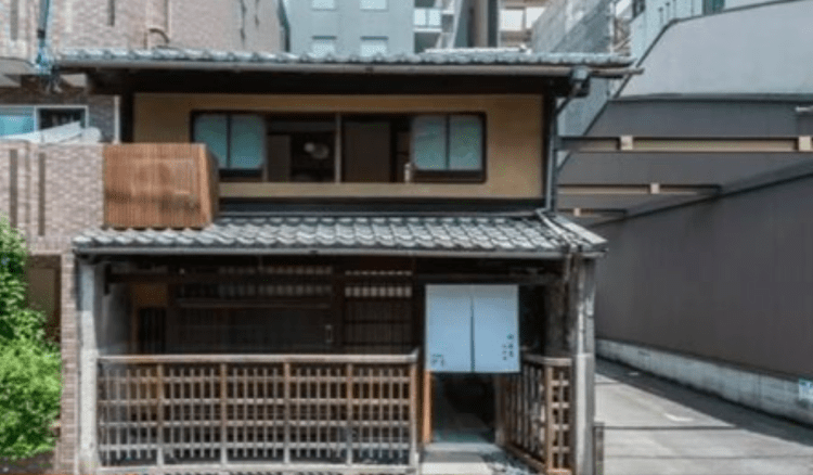 Casa de 110 anos é transformada em restaurante minimalista em Kyoto