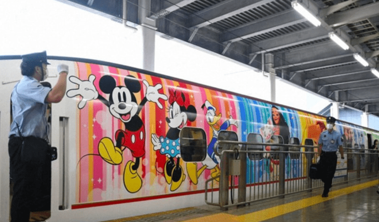 Passageiros se encantam com Trem-Bala temático da Disney em Kyushu