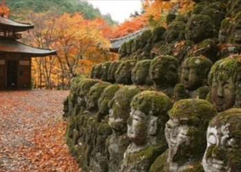 Templo exibe estátuas de discípulos de Buda em diferente poses