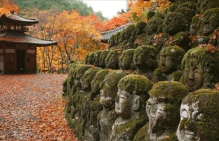 Templo exibe estátuas de discípulos de Buda em diferente poses