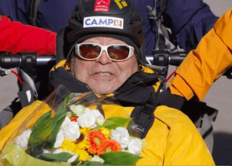 Alpinista de 90 anos chega ao topo do Monte Fuji em cadeira de rodas