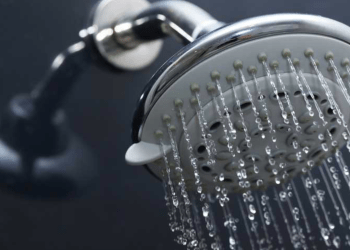 Como aproveitar a água do banho para lavagem de roupas