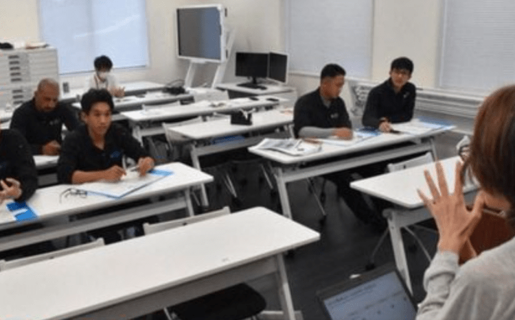 Empresas oferecem cursos de japonês para trabalhadores estrangeiros em Shimane