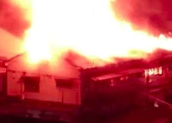 Incêndio em prédio deixa três pessoas feridas e transporte ferroviário parado em Hiroshima