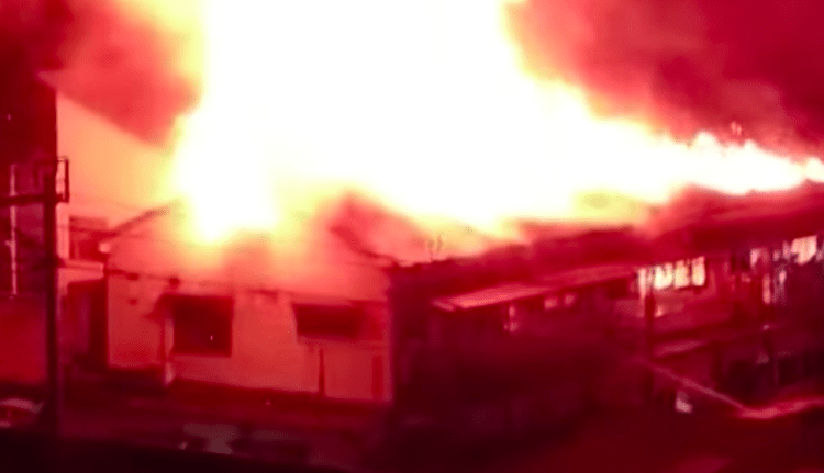 Incêndio em prédio deixa três pessoas feridas e transporte ferroviário parado em Hiroshima