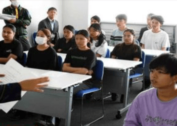 Trabalhadores estrangeiros são orientados sobre leis japonesas e prevenção de crimes