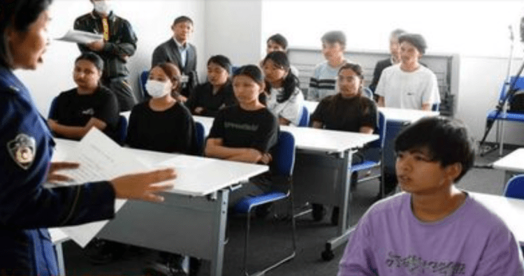 Trabalhadores estrangeiros são orientados sobre leis japonesas e prevenção de crimes