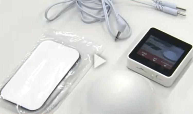 Alunos de uma Universidade de Tóquio puderam experimentar um simulador de cólica menstrual