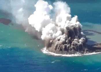 Vulcão subaquático entra em erupção e forma nova ilha no Japão