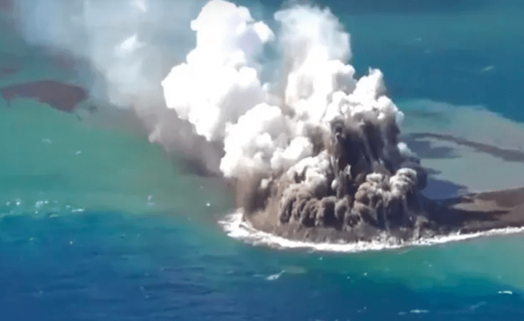 Vulcão subaquático entra em erupção e forma nova ilha no Japão