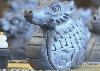 Oficinas de telhas “Kikumagawara” fazem estatuetas do Ano do Dragão