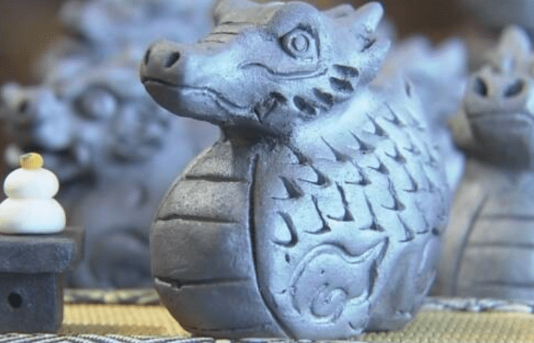 Oficinas de telhas “Kikumagawara” fazem estatuetas do Ano do Dragão