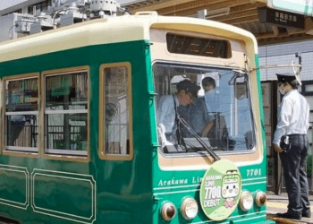 Campanha “Homens Fracos” com direito a vagão de trem só para homens