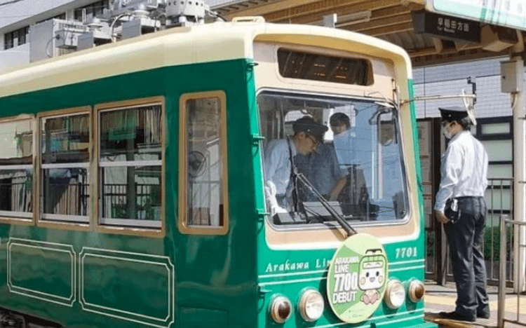 Campanha “Homens Fracos” com direito a vagão de trem só para homens