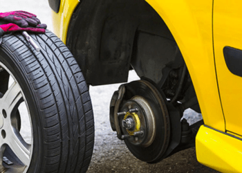 Criança de 4 anos fica gravemente ferida após ser atingida por pneu de carro