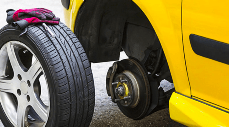 Criança de 4 anos fica gravemente ferida após ser atingida por pneu de carro