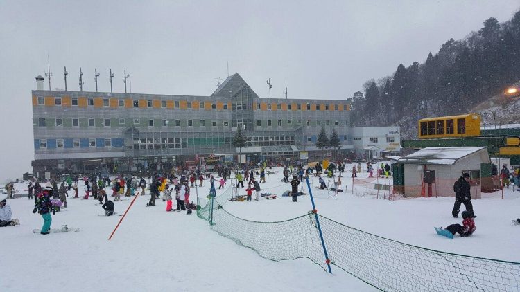 Temporada de inverno atrai turistas para as pistas de esqui em Gifu