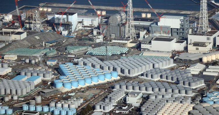 Usina nuclear relata vazamento de óleo após de terremoto de 7,6 graus de magnitude no Japão