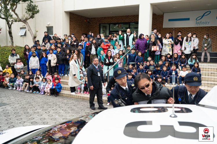 Evento promove a importância e uso apropriado do número de chamada de emergência da polícia japonesa “Dia do 110”