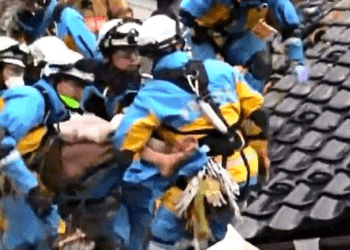 Idoso de 80 anos é retirado dos escombros 44 horas após terremoto em Ishikawa