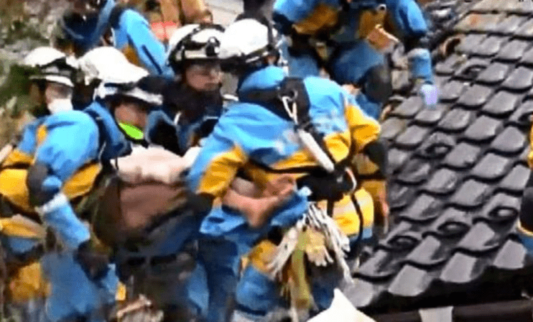 Idoso de 80 anos é retirado dos escombros 44 horas após terremoto em Ishikawa