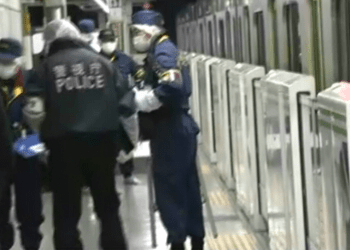 Mulher fere com uma faca quatro homens em trem de Tóquio