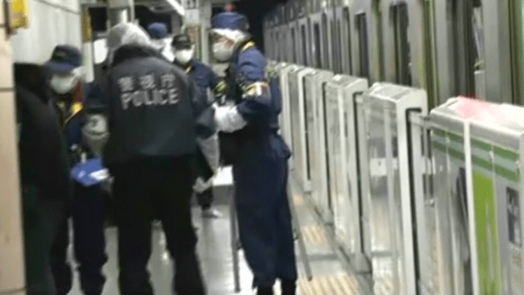 Mulher fere com uma faca quatro homens em trem de Tóquio
