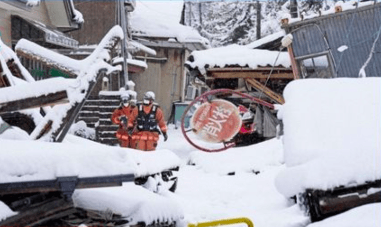 Neve dificulta trabalho de resgate após terremoto no Japão