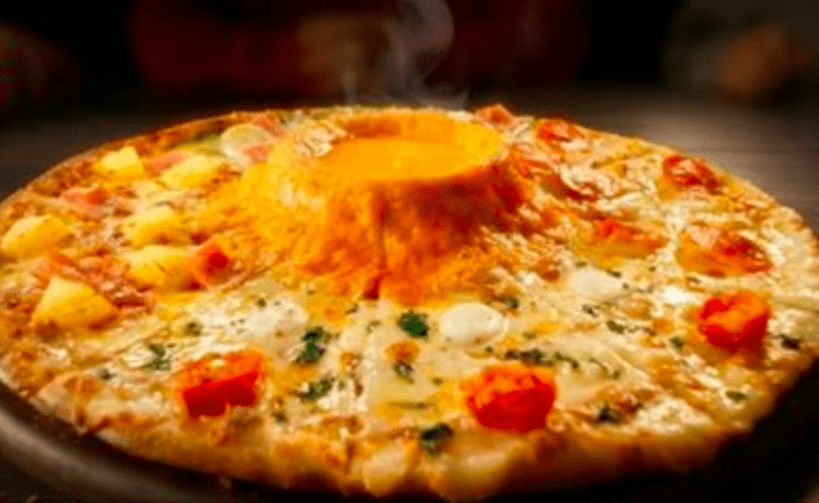 Domino’s Japan lança pizza vulcão em duas versões por tempo limitado