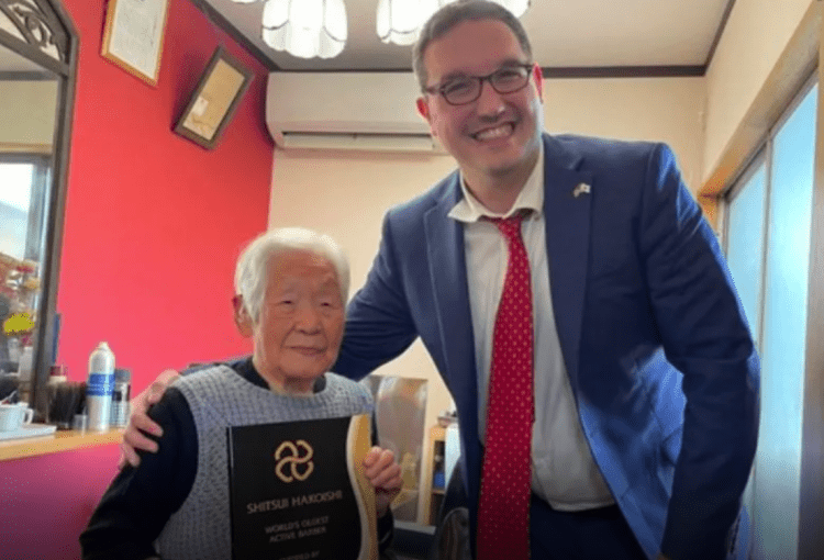 Japonesa de 107 anos é a barbeira ativa mais velha do mundo