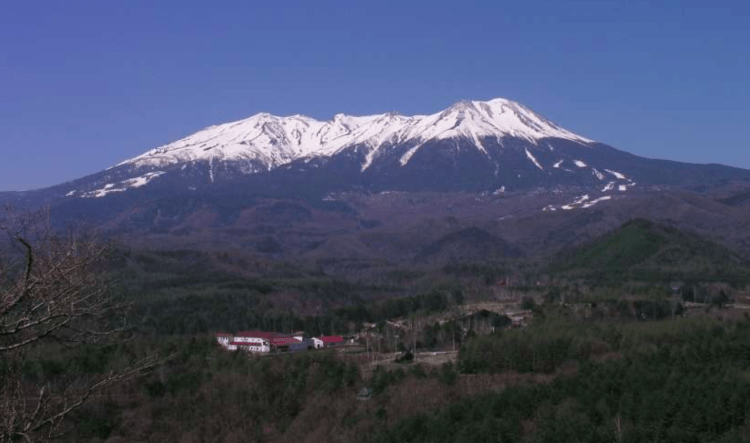 Monte Otake entra em erupção na Ilha de Suwanose no Japão
