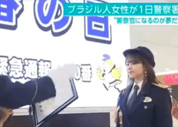 Brasileira realiza sonho de ser policial por um dia