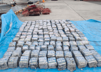 Idoso de 74 anos é preso por descartar 900 kg de panfletos no mar