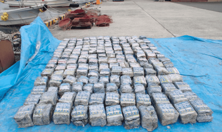 Idoso de 74 anos é preso por descartar 900 kg de panfletos no mar