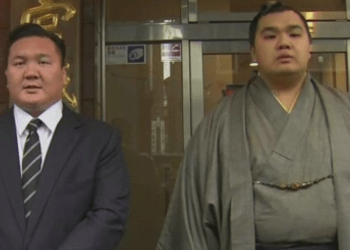 Ex-lutador de sumô Hakuho é rebaixado devido a violências em sua academia