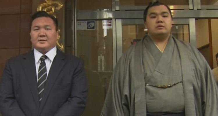 Ex-lutador de sumô Hakuho é rebaixado devido a violências em sua academia