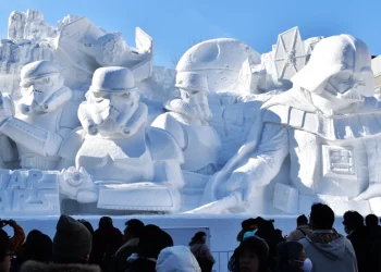 Moradores iniciam as criações de esculturas de neve para o festival anual em Sapporo