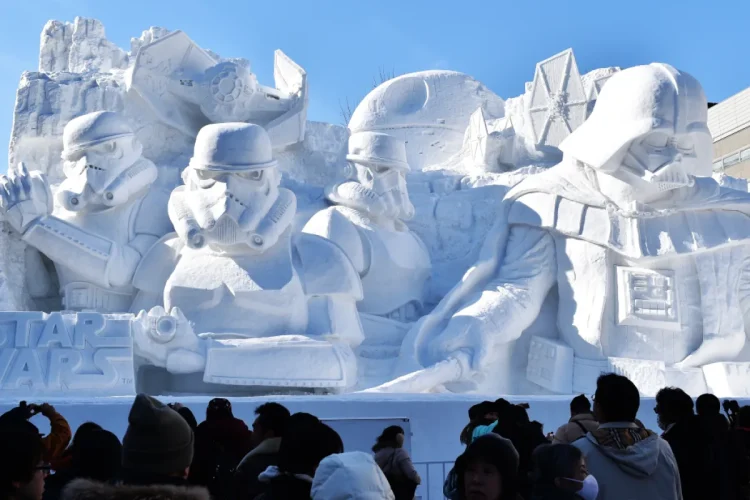 Moradores iniciam as criações de esculturas de neve para o festival anual em Sapporo