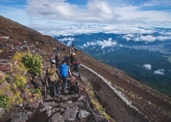 Alpinistas que desejam escalar o Monte Fuji terão que desembolsar taxa de 2.000 ienes