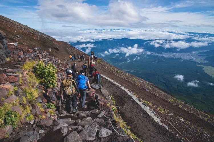 Alpinistas que desejam escalar o Monte Fuji terão que desembolsar taxa de 2.000 ienes